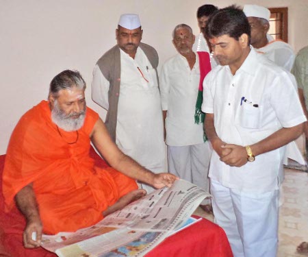 Kashi-peetha Shankaracharya here while guiding and blessing activists of HJS